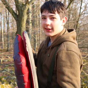 Porovnání tloušťky klasické karimatky a Yate Nomad (vlevo)