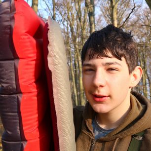 Porovnání tloušťky Yate Nomad (vlevo) a klasické samonafukovací karimatky (vpravo)