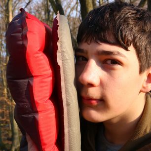 Porovnáním tloušťky klasické karimatky a Yate Nomad jasně vyplývá největší výhoda této novinky