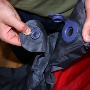 Při nafukování matrace Yate Nomad pomocí dodávaného obalu se takto spojí s ventilem na matraci