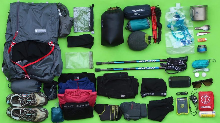 Gear list na vícedenní trek se spaním venku i vařením - celkem 3,6 kg vybavení na zádech.
