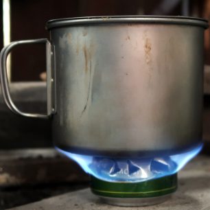 Titanové nádobí je odolné a lehké. Lehký vařič na tekutý líh si můžete vyrobit například z plechovky od piva.