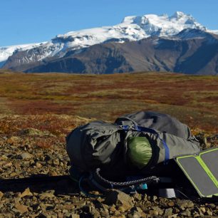 Na dlouhém treku mimo civilizaci se vyplatí mít s sebou kvalitní solární panel.