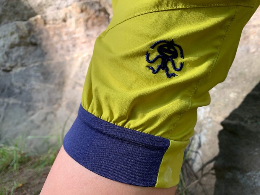 Detail loga RAFIKI u kalhot TARRAGONA na zadní pravé nohavici.