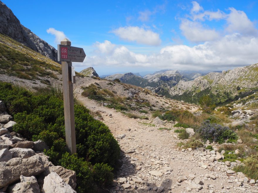 Trasa GR 221 vede po hřebeni pohoří Serra de Tramuntana na Mallorce.