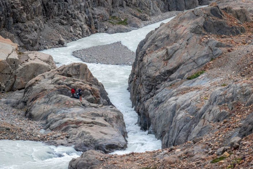 Překonávání řeky pomocí tyrolesy. Huemul Circuit, Patagonie