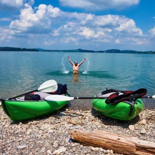 Díky kajaku se dostanete na opuštěné menší ostrůvky, Chiemsee, Německo