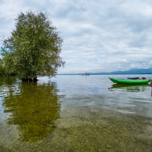 Díky kajaku se dostanete na opuštěné menší ostrůvky, Chiemsee, Německo