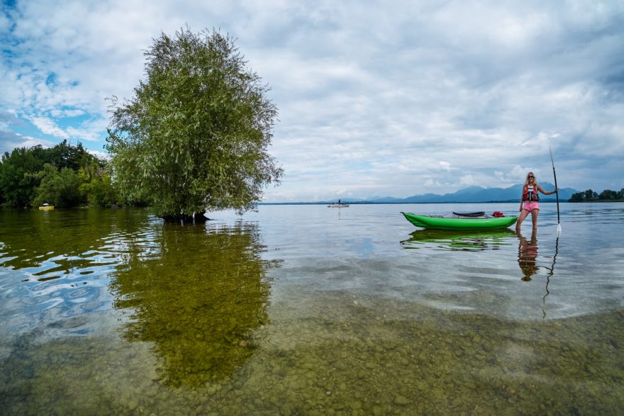 Díky kajaku se dostanete na opuštěné menší ostrůvky, Chiemsee, Německo
