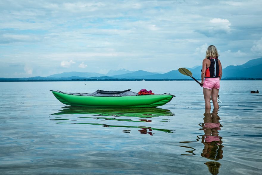 Díky kajaku se dostanete na opuštěné menší ostrůvky, Chiemsee, Německo