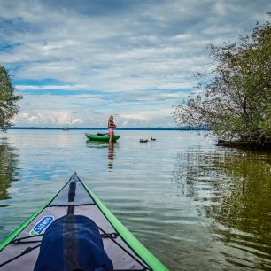 Díky kajaku se dostanete na opuštěné menší ostrůvky, Chiemsee, Německo