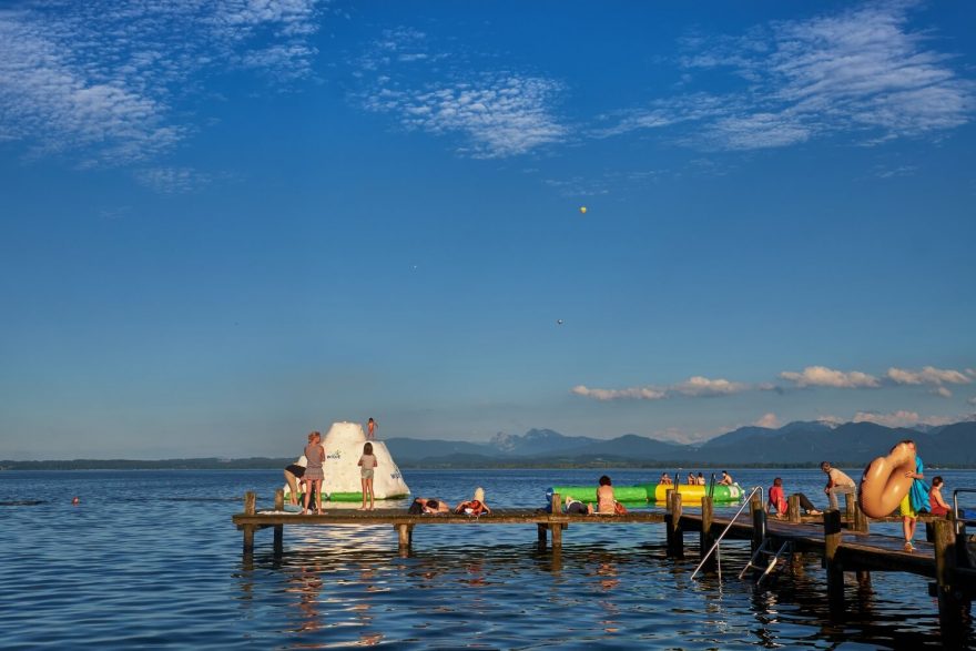Osvěžující koupel v Chiemsee, Německo