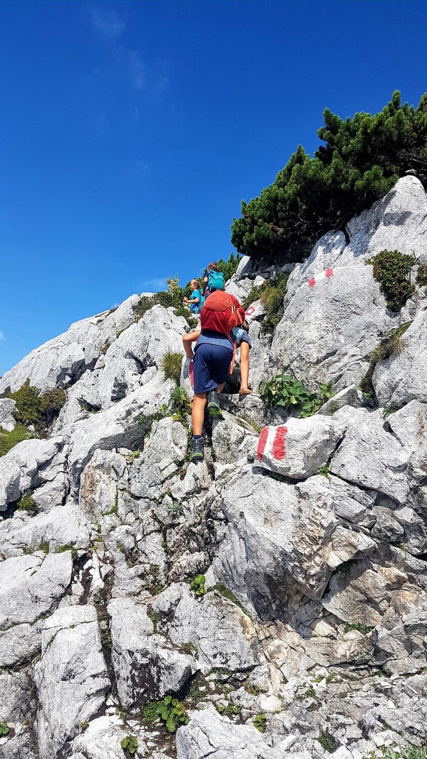 Cesty v Mrtvých horách jsou perfektně značené a na obtížnějších místech jsou zajištěné ocelovým lanem k přidržení, případně žebříky. , Totes Gebirge, Rakousko, Alpy