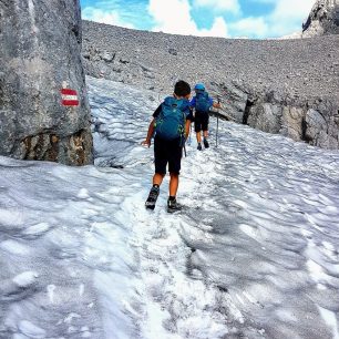 Sedlo u Spitzmaueru, druhé nejvyšší hory Mrtvých hor. Výška sedla je okolo 2 000 m. Sněhová pole k přechodu jsou v létě velmi krátká. Totes Gebirge, Rakousko, Alpy