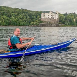 Kam v suchém létě na vodu? Zkuste české přehrady na kajaku!