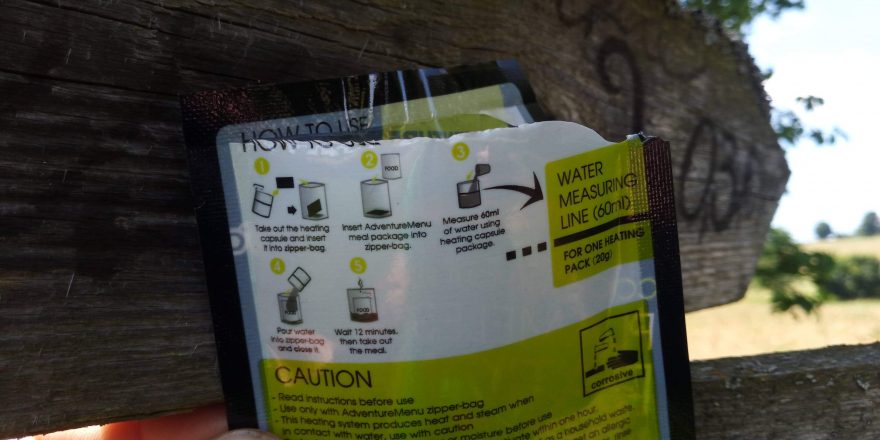 Geniální řešení na odměření správného množství vody pro ohřev - obal od ohřevného sáčku Adventure Menu