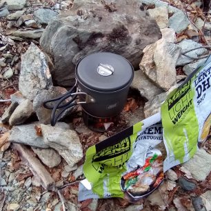 Než se uvařila voda, použil jsem ADVENTURE MENU LIGHTWEIGHTjako závětří