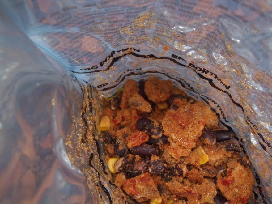 Obsah sáčku ADVENTURE MENU LIGHTWEIGHT před zalitím horkou vodou