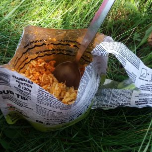 Odtržením dalšího dílu obalu vytvoříte lepší přístup k jídlu i normální lžící - Adventure Menu