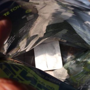 Ohřevná kapsle vložená na dno ohřívacího sáčku - Adventure Menu