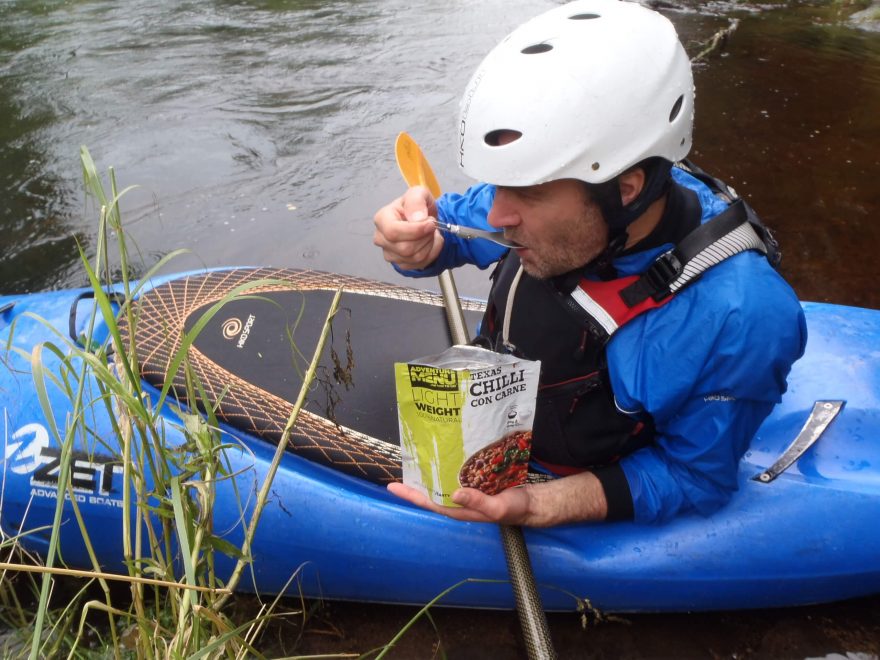 Pro teplé jídlo během pádlování nebylo třeba ani vystupovat z lodě - ADVENTURE MENU LIGHTWEIGHT