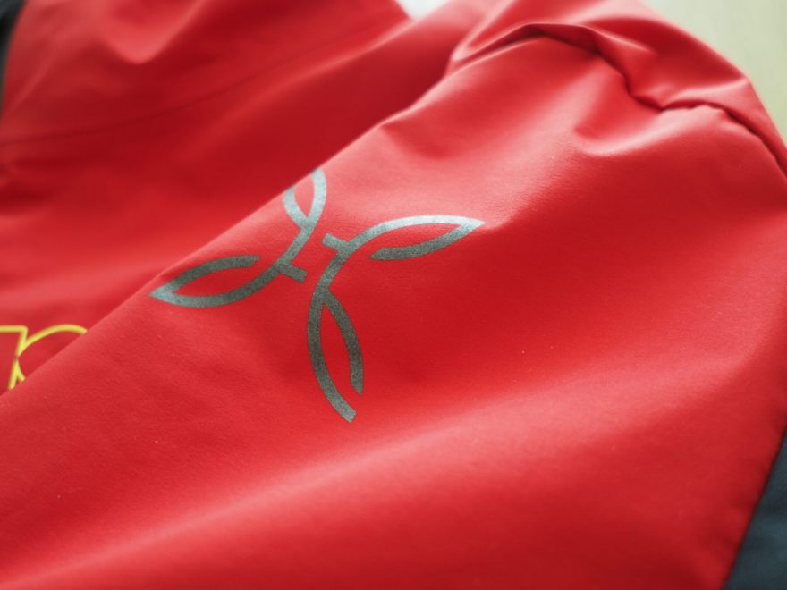 Reflexní prvky jsou chytře umístěny na ramena, předloktí a kapuci.