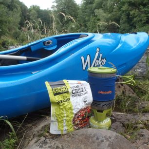 Testování ADVENTURE MENU LIGHTWEIGHT na vodě při celodenním sjezdu Jizery