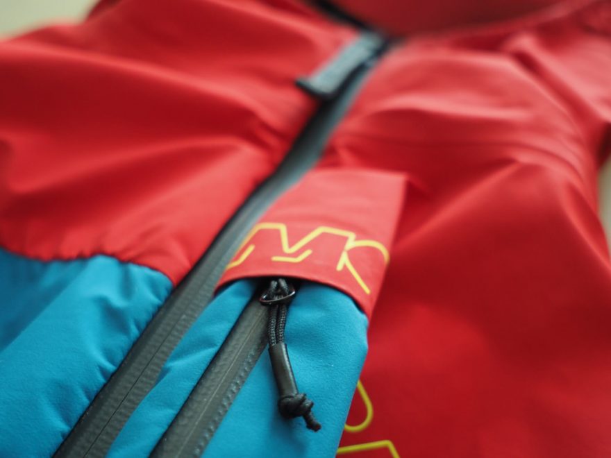 Všechny zipy na bundě jen tak nepromoknou.