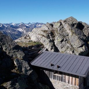 Pohled na jih od bivaku v sedle Plattenjoch, v pozadí Piz Kesch. Silvretta, Alpy