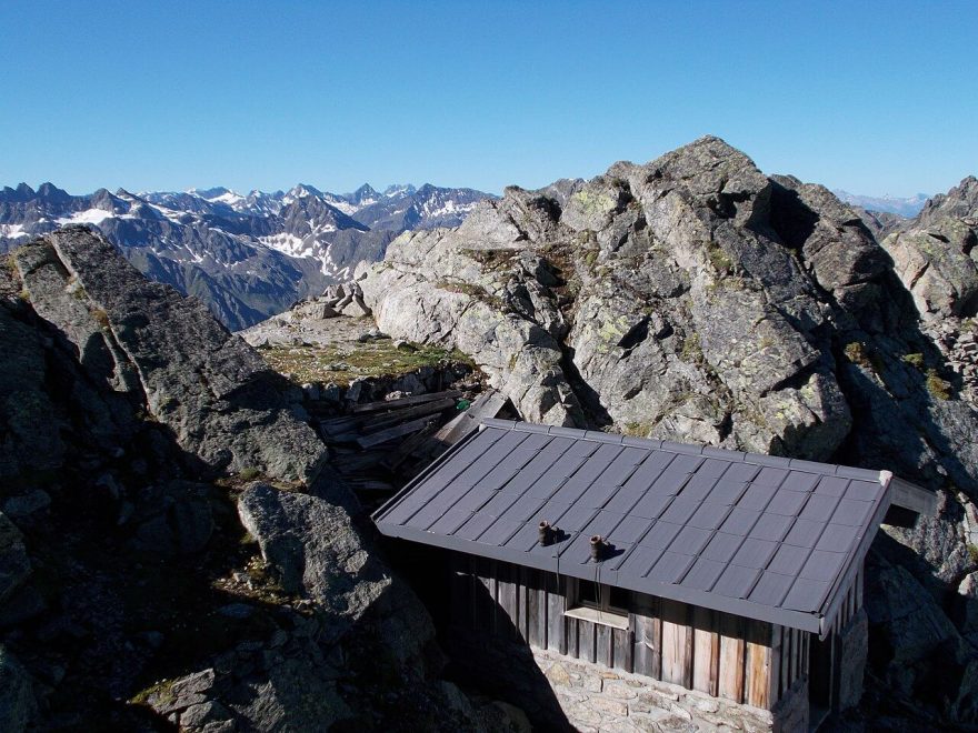 Pohled na jih od bivaku v sedle Plattenjoch, v pozadí Piz Kesch. Silvretta, Alpy