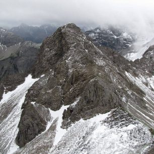 Pohled z Glasfelderkopf (2270 m) přes sedlo Bockkarscharte (2164 m) na Kesselspitze (2284 m).