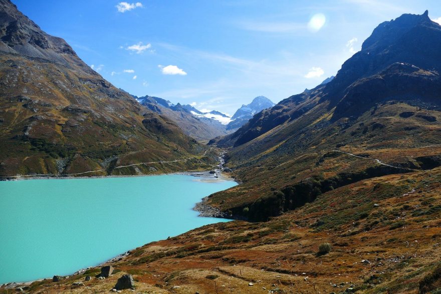 Silvretta Stausee leží v nejvyšším bodě silnice Silvrettahochalpenstrasse obklopené vrcholky hor.