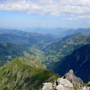 Údolí Kleinwalsertal z vrcholu Widderstein, Allgäuské Alpy.