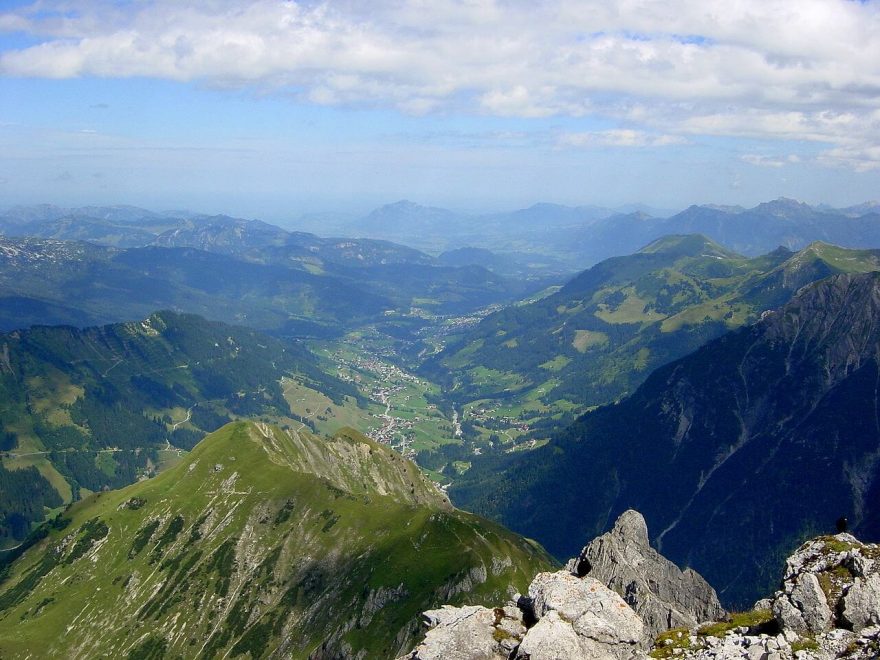 Údolí Kleinwalsertal z vrcholu Widderstein, Allgäuské Alpy.
