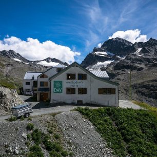 Wiesbadener Hütte v údolí Ochsental, Silvretta, Alpy