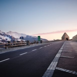 Na 48 km vysokohorská silnice Grossglockner Hochalpenstrasse stoupá v 36 serpentinách a překonává 1 748 m převýšení.
