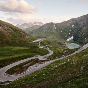 Na 48 km vysokohorská silnice Grossglockner Hochalpenstrasse stoupá v 36 serpentinách a překonává 1 748 m převýšení.