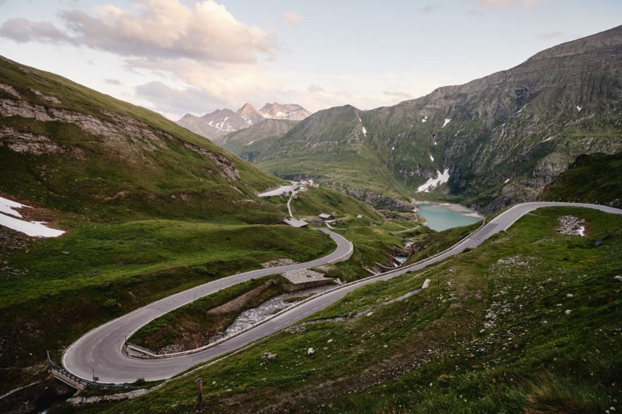 Na 48 km vysokohorská silnice Grossglockner Hochalpenstrasse stoupá v 36 serpentinách a překonává 1 748 m převýšení.