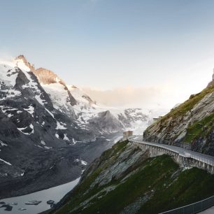 Vede v ose sever-jih z tyrolského městečka Bruck an der Großglocknerstraße přes alpské louky a mezi skalními štíty do srdce velehor národního parku Vysoké Taury a na sestupuje na jih do korutanského městečka Heiligenblut.