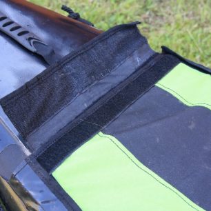 Paluba se k lodi připevňuje suchým zipem, spoj ještě kryje manžeta
