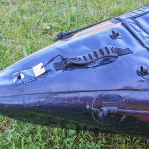 Na zádi kajaku najdeme vylévací otvor, přípravu pro kormidlo i madlo pro nošení lodi