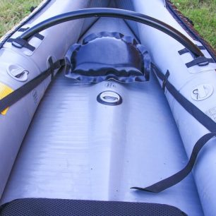 Opěrka pro nohy je nafukovací a délkově stavitelná