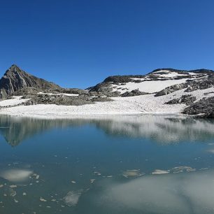 Ledovcové jezero na ledovci Brandner s výhledem na vrchol Schesaplana. pohoří Rätikon, Alpy.