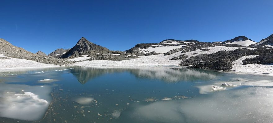 Ledovcové jezero na ledovci Brandner s výhledem na vrchol Schesaplana. pohoří Rätikon, Alpy.