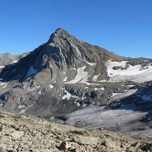Vrchol Schesaplana od chaty Mannheimer Hütte, pohoří Rätikon, Alpy.