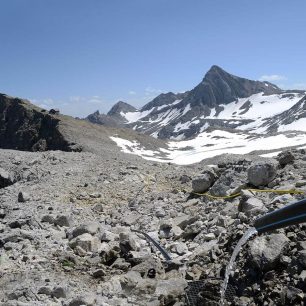 Výhled na vrchol Schesaplana v pohoří Rätikon od chaty Mannheimer Hütte. pohoří Rätikon, Alpy.