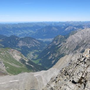 Výhled z vrcholu Schesaplana do údolí Brandnertal, pohoří Rätikon, Alpy.