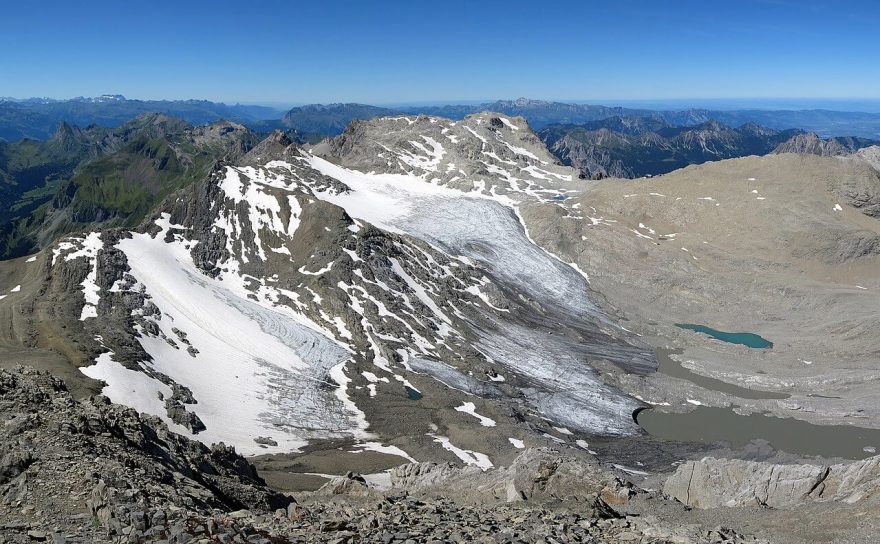 Výhled z vrcholu Schesaplana na ledovec Brandner Gletscher. pohoří Rätikon, Alpy.