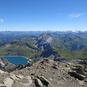 Výhled z vrcholu Schesaplana na východ směrem na Lünersee und pohoří Silvretta. , pohoří Rätikon, Alpy.