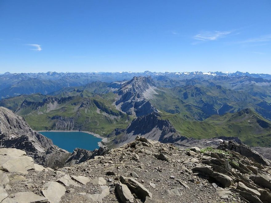 Výhled z vrcholu Schesaplana na východ směrem na Lünersee und pohoří Silvretta. , pohoří Rätikon, Alpy.